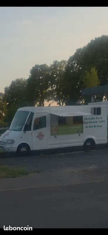 Le camion avec son auvent ouvert
