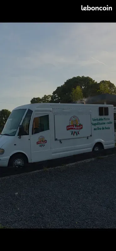 Le camion pizza garé, vu de profil