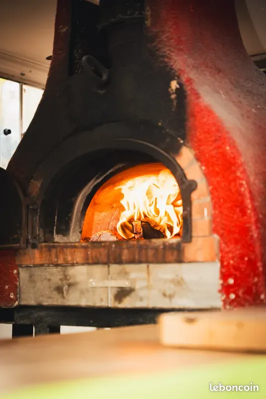 Le four Grand-Mère allumé, flammes visibles