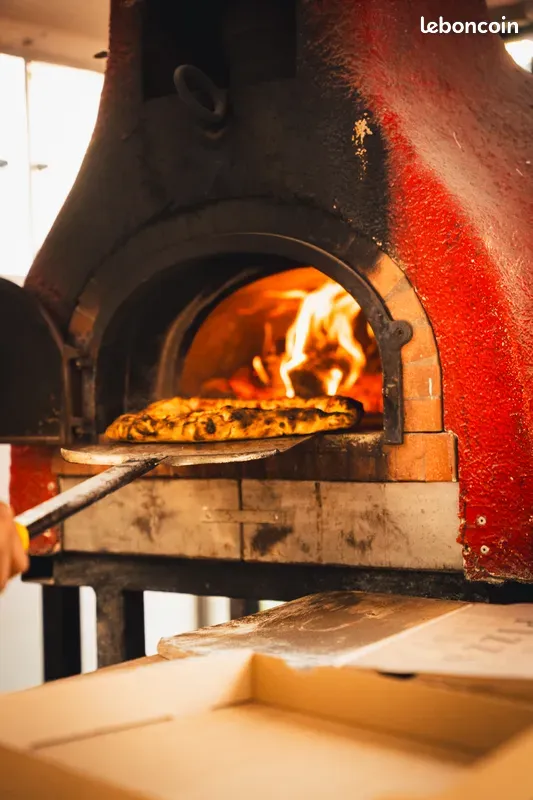 Pizza sortant du four à bois Grand-Mère du camion